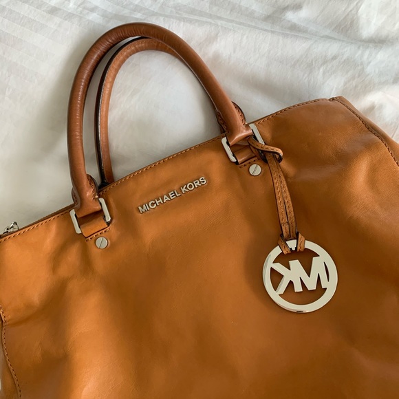 MICHAEL KORS Large Crossbody/Tote - Picture 2 of 10